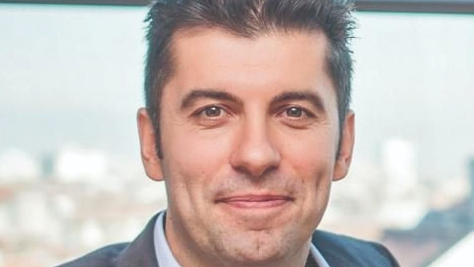Кирил Петков попита студенти: Бихте ли бутнали човек от моста, за да загубите един човек, а не двама