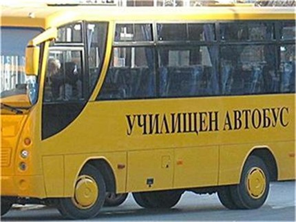 Пиян шофьор катастрофира с училищен автобус в Брезник, пострада дете