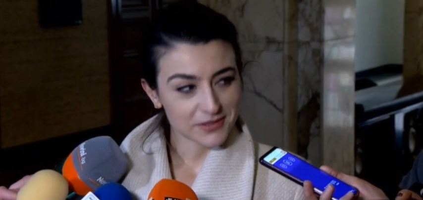 Лена Бориславова преди разпита в прокуратурата: Не нося огромна папка с документи (ВИДЕО)