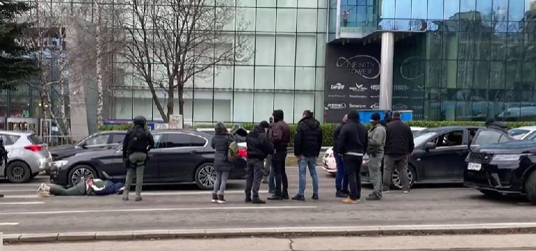 Зрелищна акция срещу наркодилъри на столичния булевард "България"