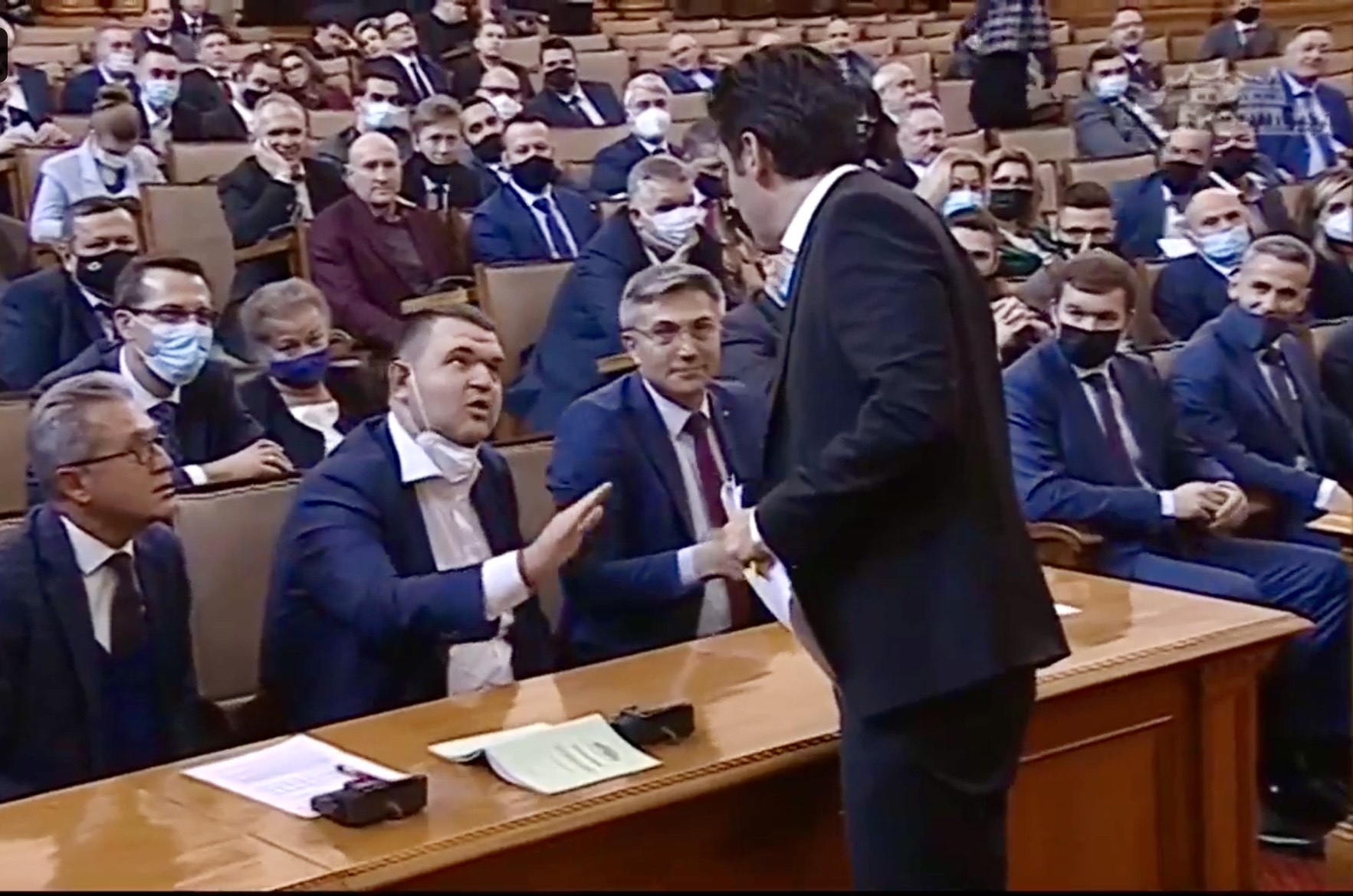 Петков клекна пред ДПС за „златните паспорти“ (обзор)