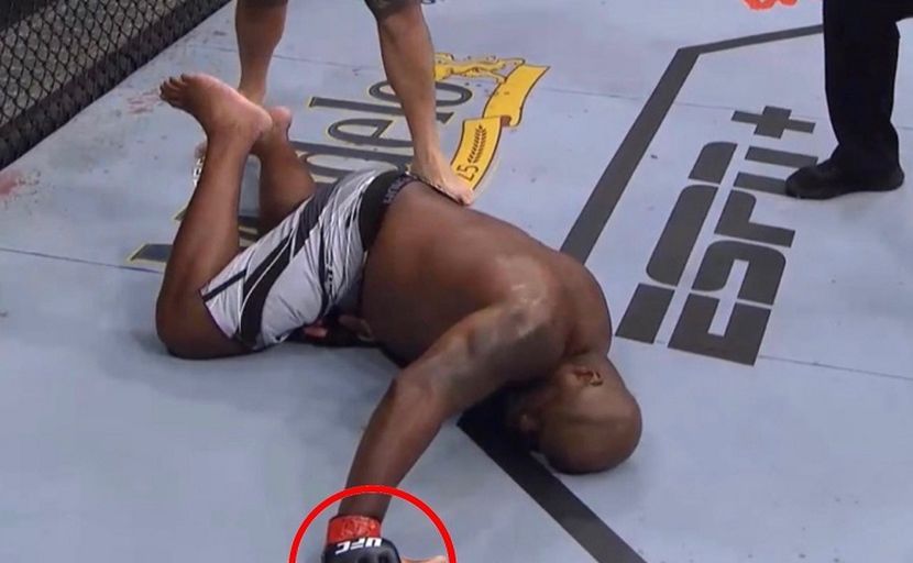 Тай Тауваса с най-странния нокаут в UFC  (ВИДЕО)