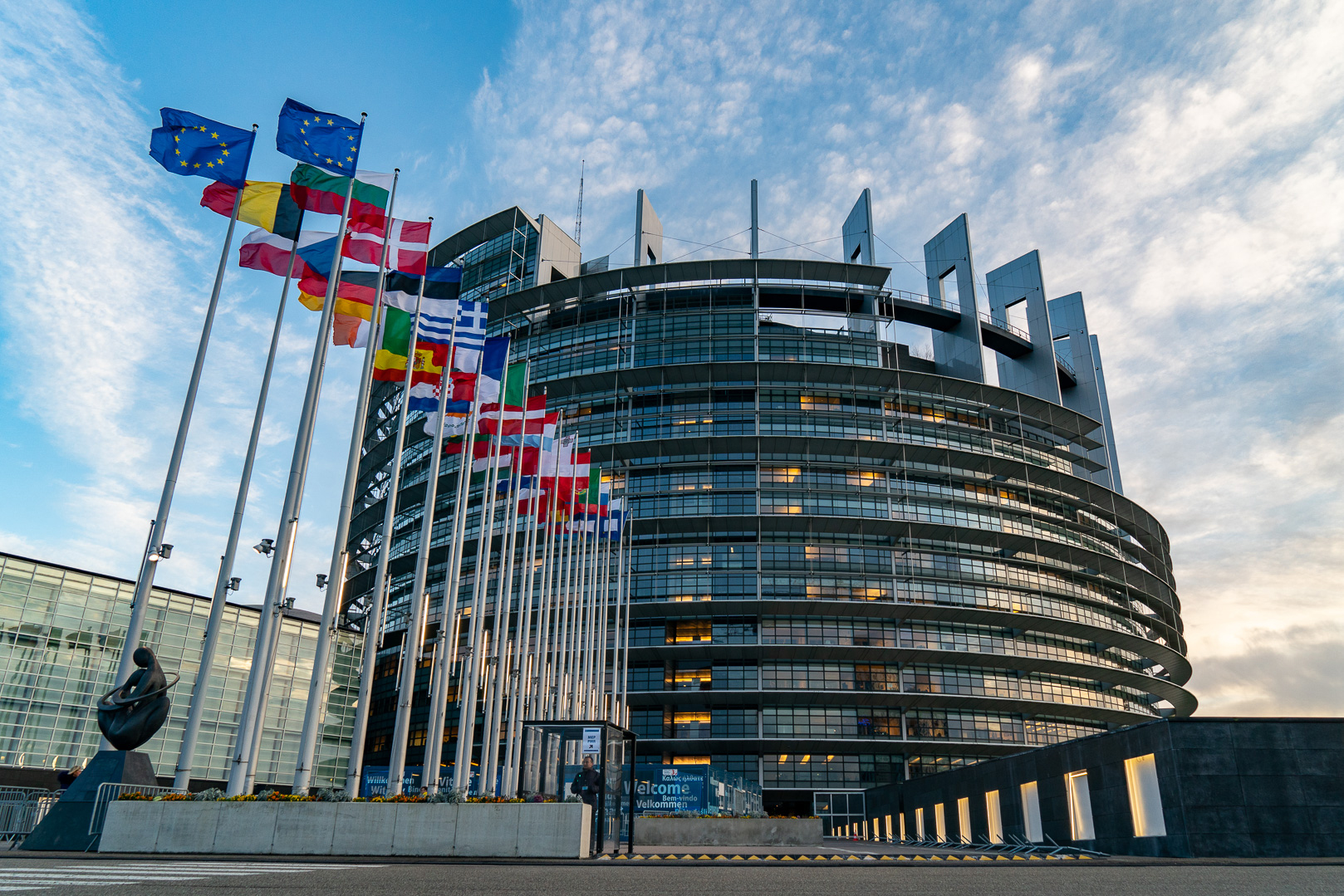 Комисия на Европарламента: "Златни паспорти" са неприемливи - етично, правно и икономически