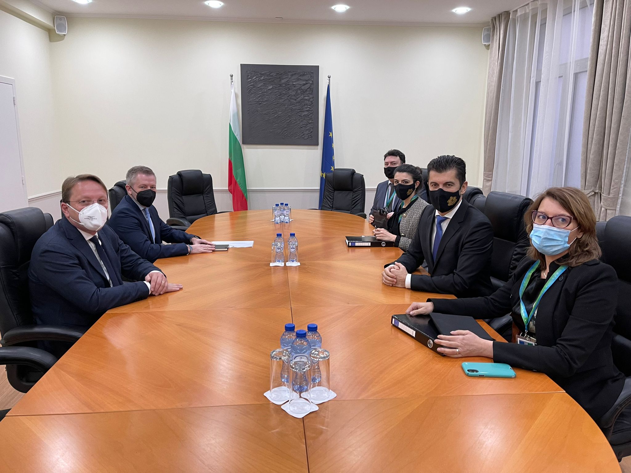 Посещението на Кирил Петков в Брюксел започна със срещи с европейския комисар Оливиер Вархеи и с естонския премиер Кая Калас