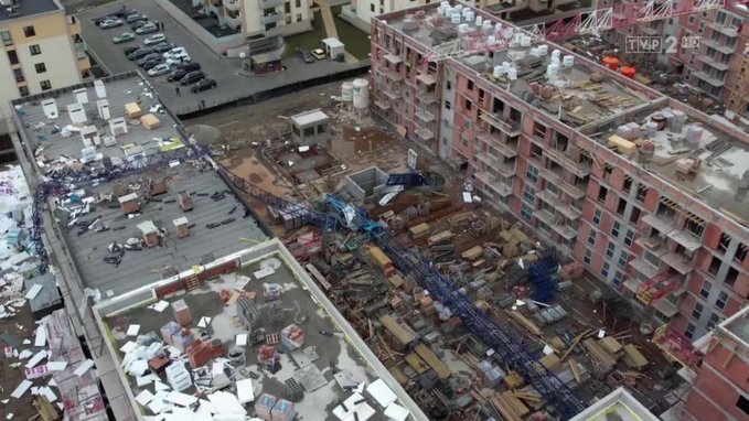 Силен вятър събори 20-метров кран в Полша