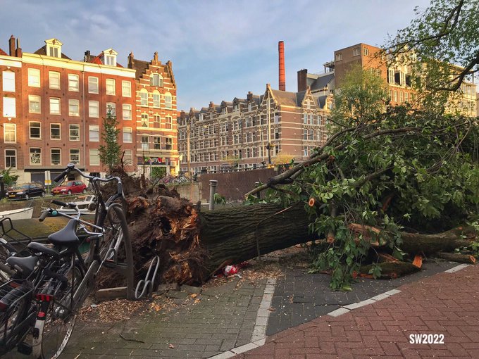 Бурята „Юнис“ взе три жертви в Нидерландия (СНИМКИ и ВИДЕО)