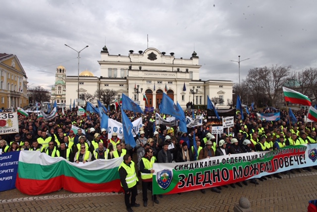 Стотици полицаи и пожарникари протестират пред НС (СНИМКИ)