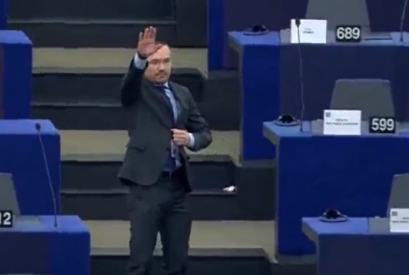 Цънцарова се опита да спретне трибунал на Джамбазки, но не уцели човека