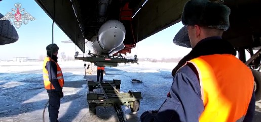 Русия показа изстрелването на крилата ракета Х-55 от стратегическия ракетоносец Ту-95МС (Видео)