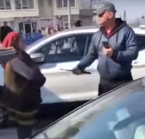 Проверяват полицай за бой с палка на пазар
