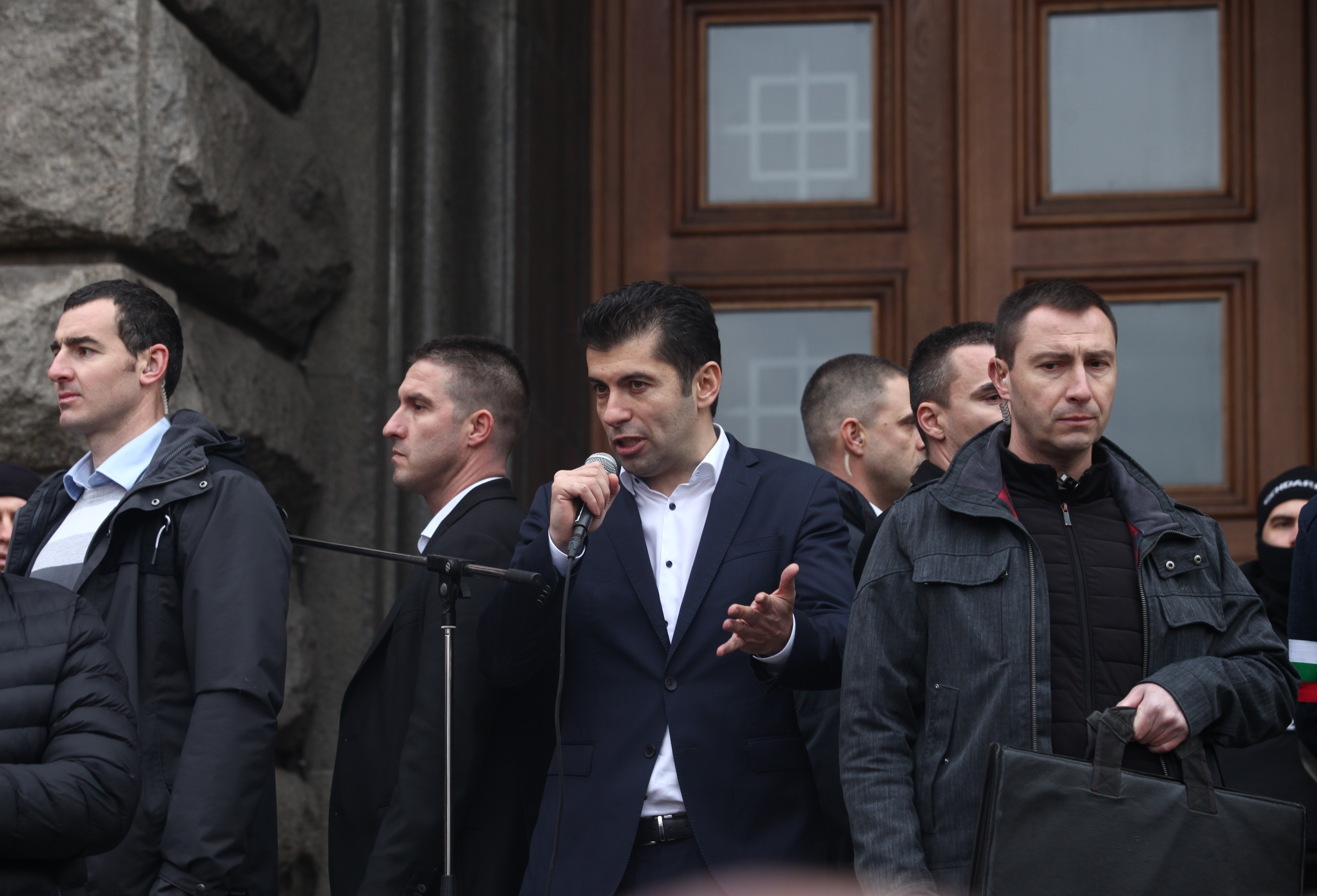 „Оставка“ и „Киро вън“ скандираха протестиращи (обзор)