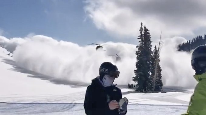 Военни хеликоптери се сблъскаха над ски курорт в САЩ (ВИДЕО)