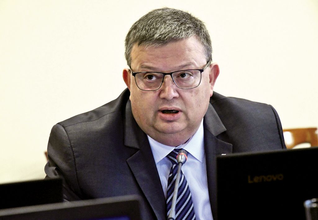 Върнаха допуска до класифицирана информация на Цацаров