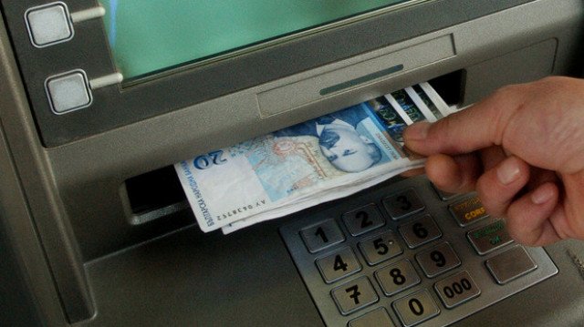 Банките с такса за внасяне на пари в брой