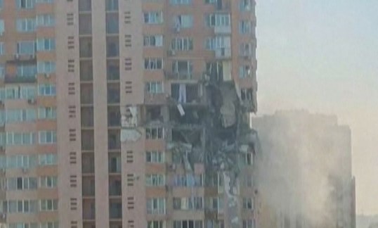 Ракета удари жилищен блок в Киев (Видео)