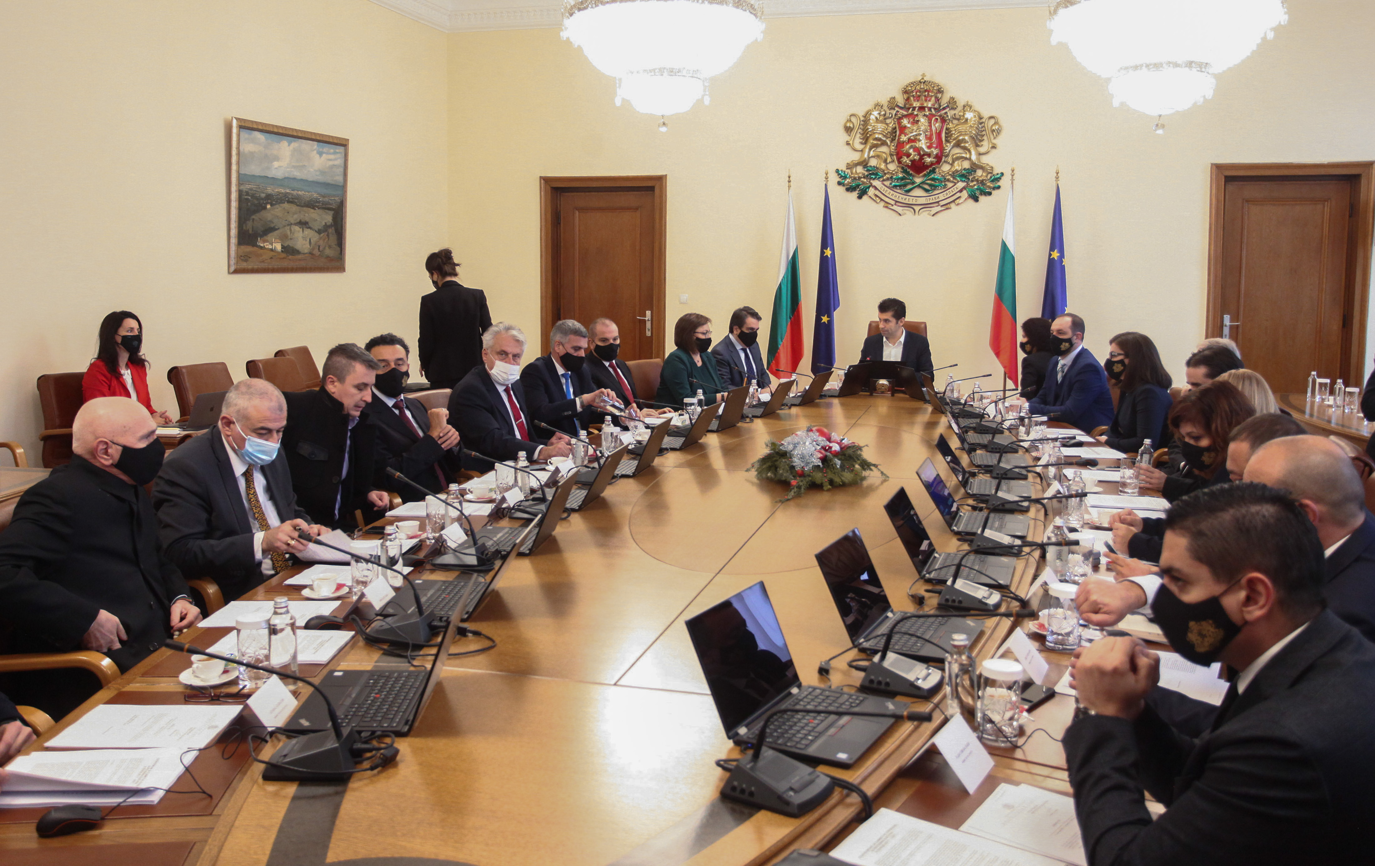 Парламентът гласува първата оставка в кабинета „Петков“