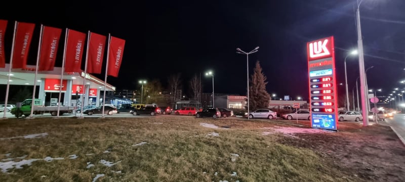 Опашки се извиха по бензиностанциите