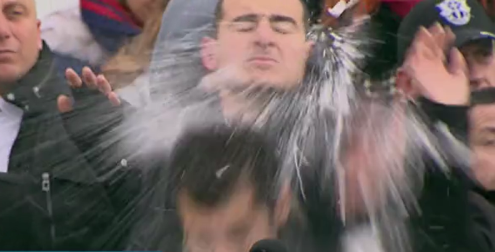 Освиркаха премиера Петков на Шипка, замеряха го със снежни топки (ВИДЕО)