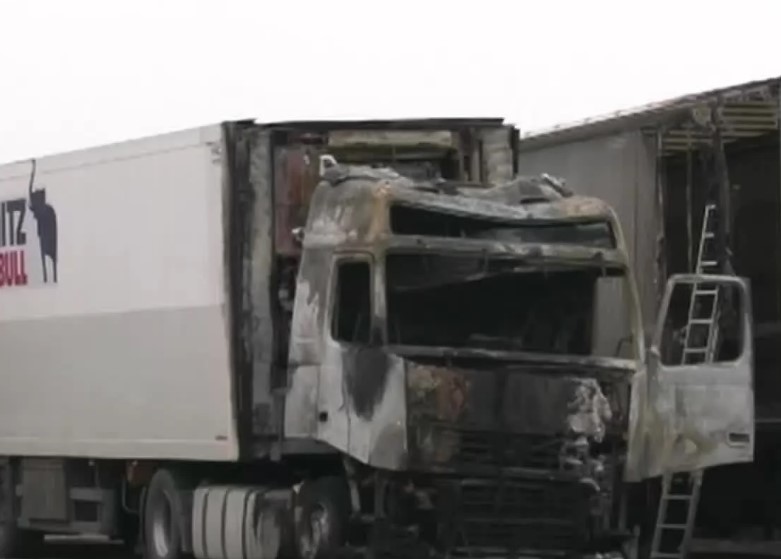 Запалиха колите на двама полицаи