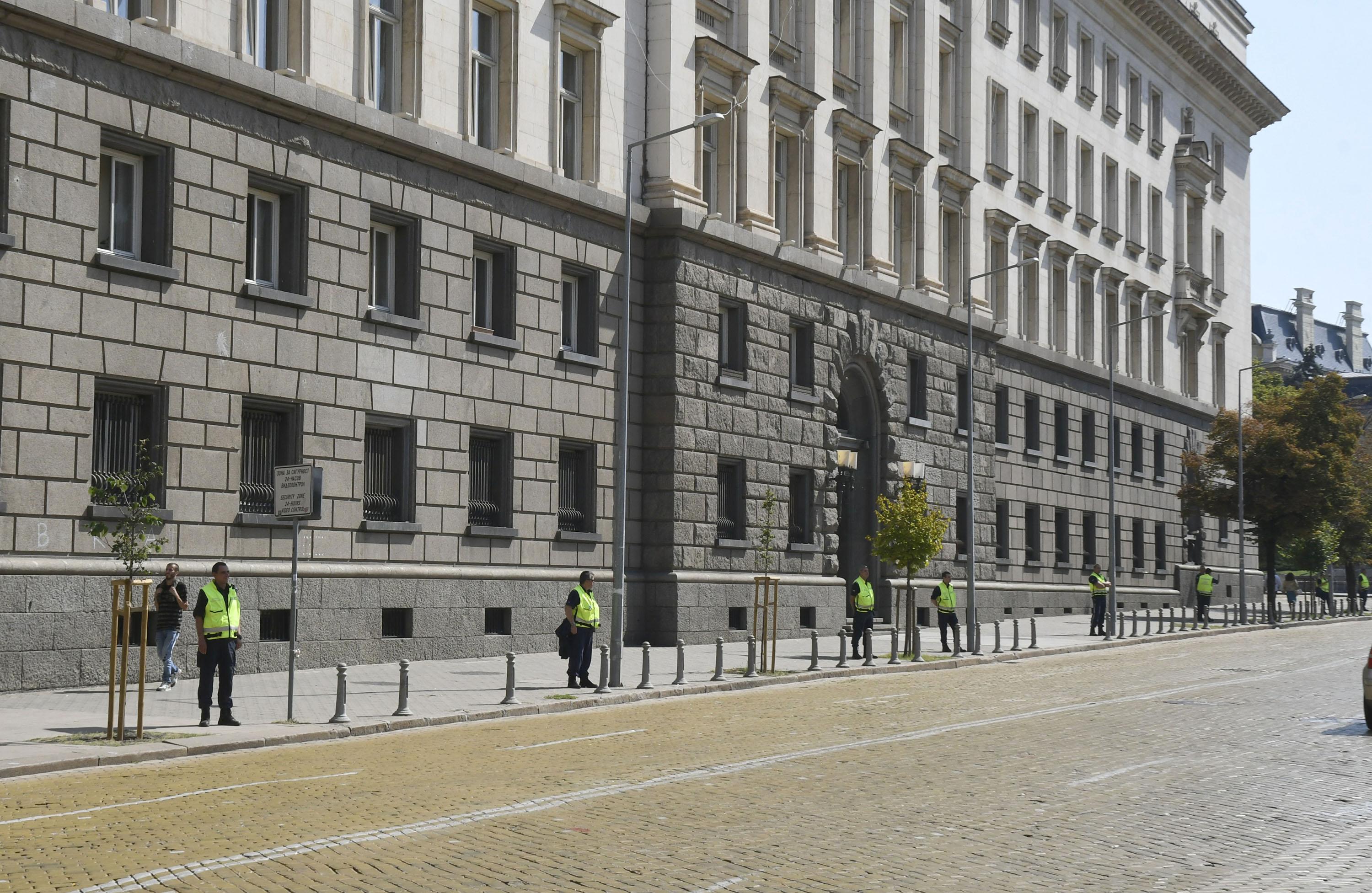 Евакуират парламента