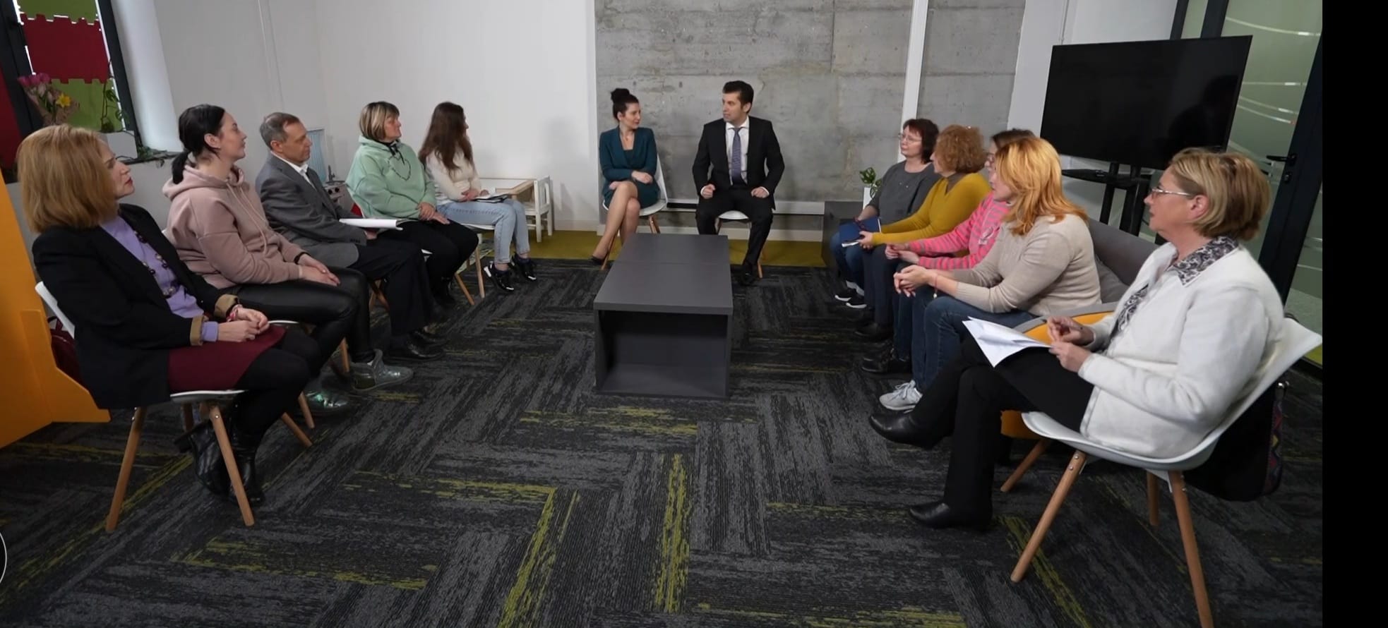 Кирил Петков се срещна с бежанци от Украйна