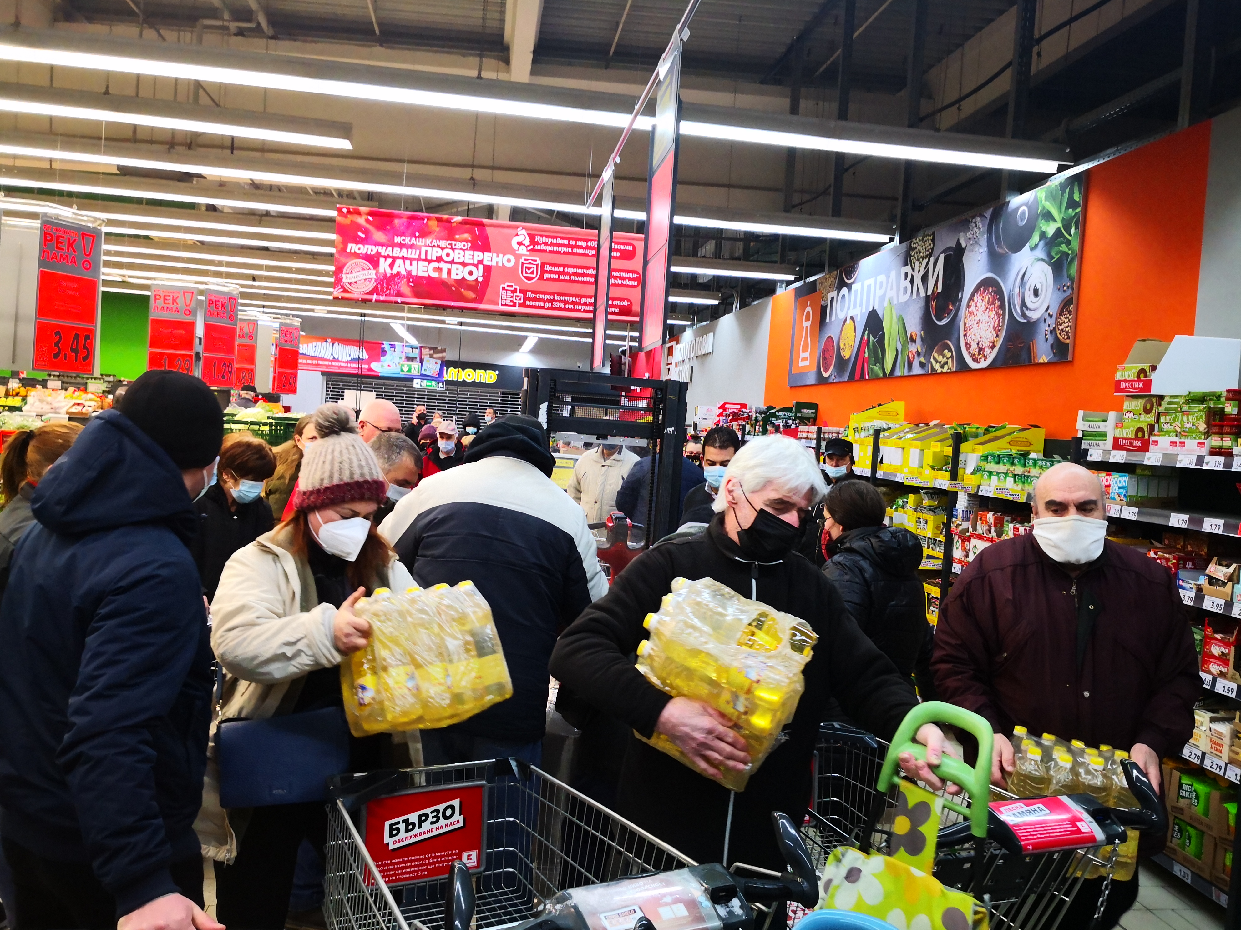 Дълги опашки за олио в цялата страна, в няколко града се стигна до бой (ВИДЕО)