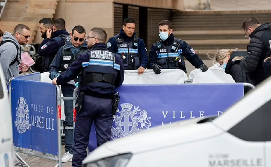 Полицаи в Марсилия застреляха мъж, нападнал ги с нож