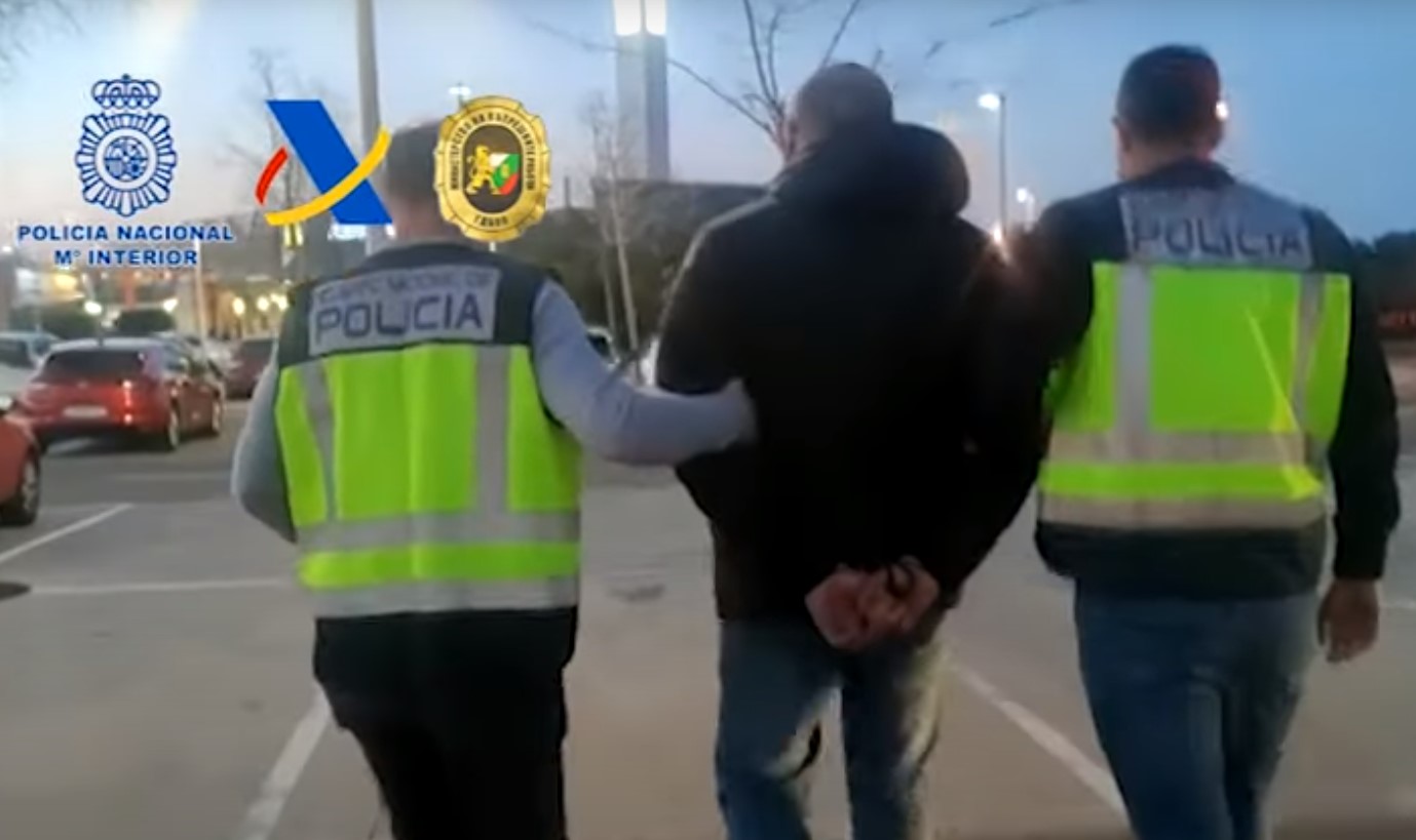 Тайна фабрика бълвала 58 000 кутии цигари на ден (обзор)