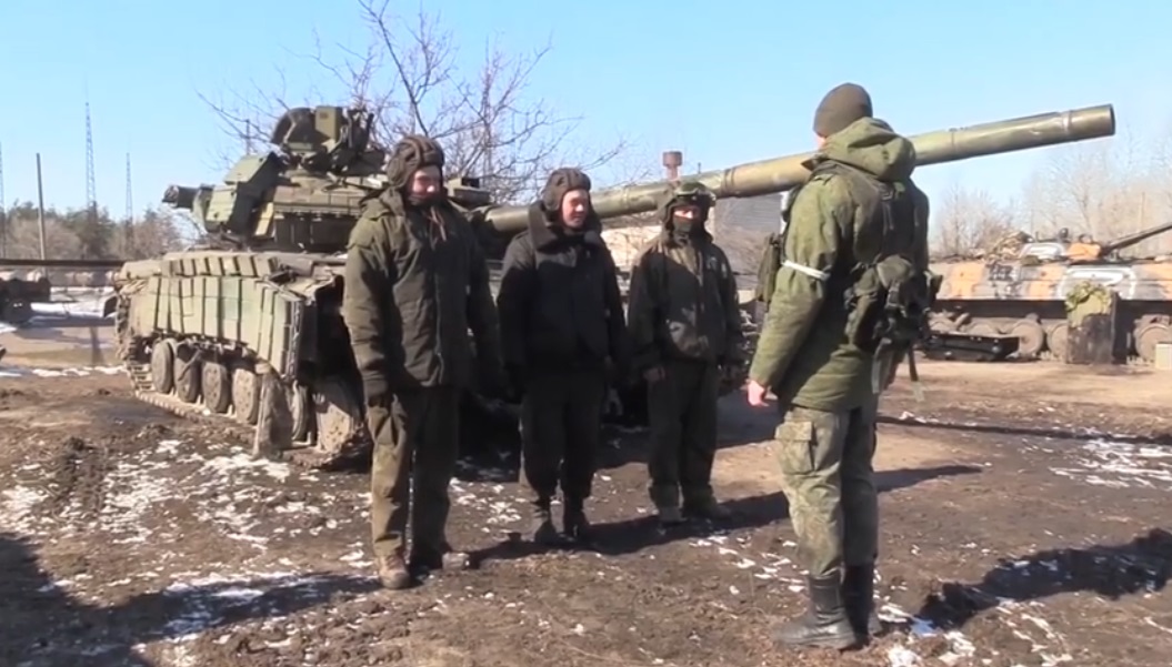 Руските военни започнаха предаването на пленена украинска техника в ЛНР и ДНР (ВИДЕО)