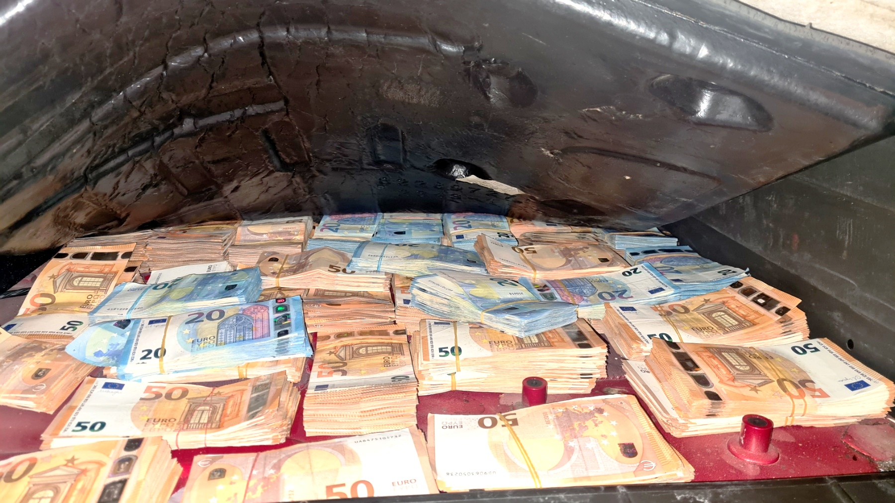 Откриха 200 000 евро в ТИР на Дунав мост-2