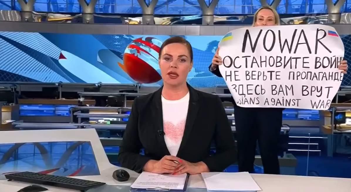Служителка на руската телевизия Първи канал влезе в ефир с плакат "Не на войната" (ВИДЕО)