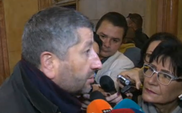 От "Демократична България" заявиха, че са срещу обявяване на форсмажорни обстоятелства заради войната