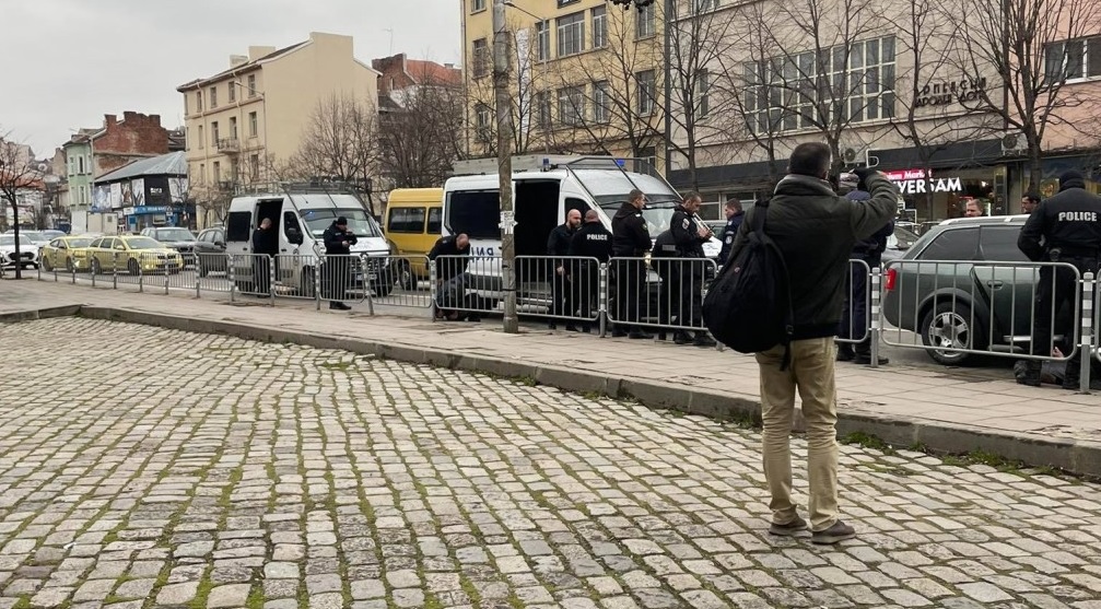 Катастрофа след гонка с полицията в центъра на София, има пострадал униформен