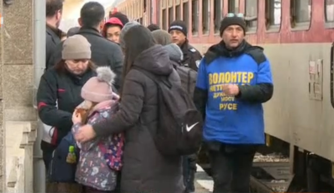 250 бежанци от Украйна пристигат всеки ден на гарата в Русе