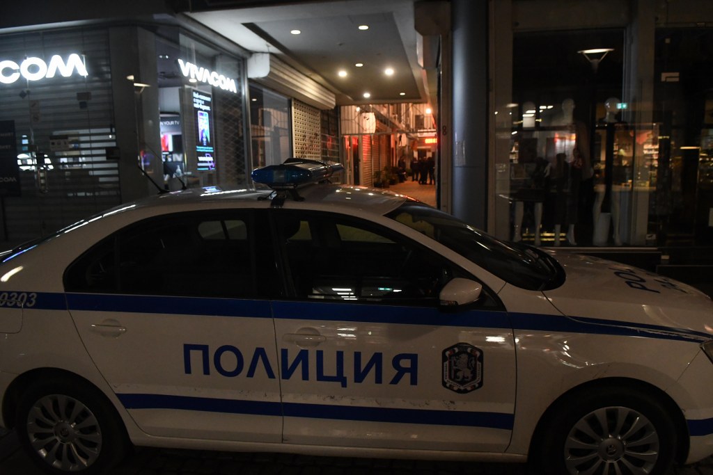 Полицаи ритат задържани при арест в София (ВИДЕО)