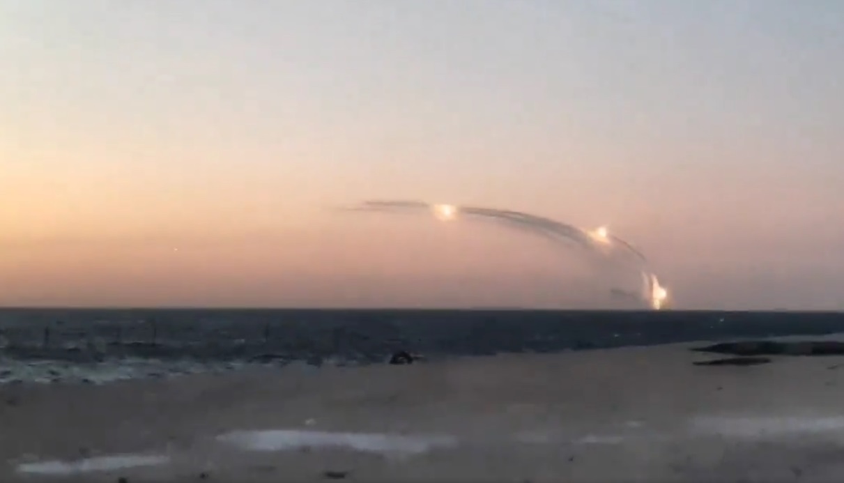 Руският флот направи залпов пуск с ракети "Калибър" (ВИДЕО)