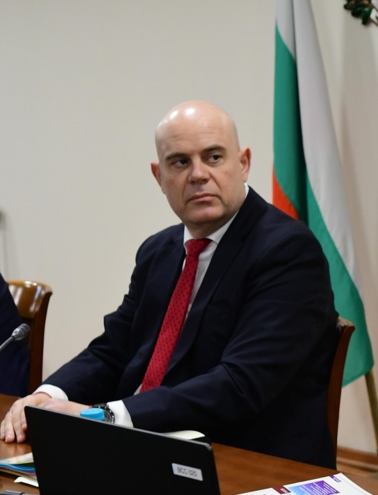 Гледат на 4 април искането срещу Гешев