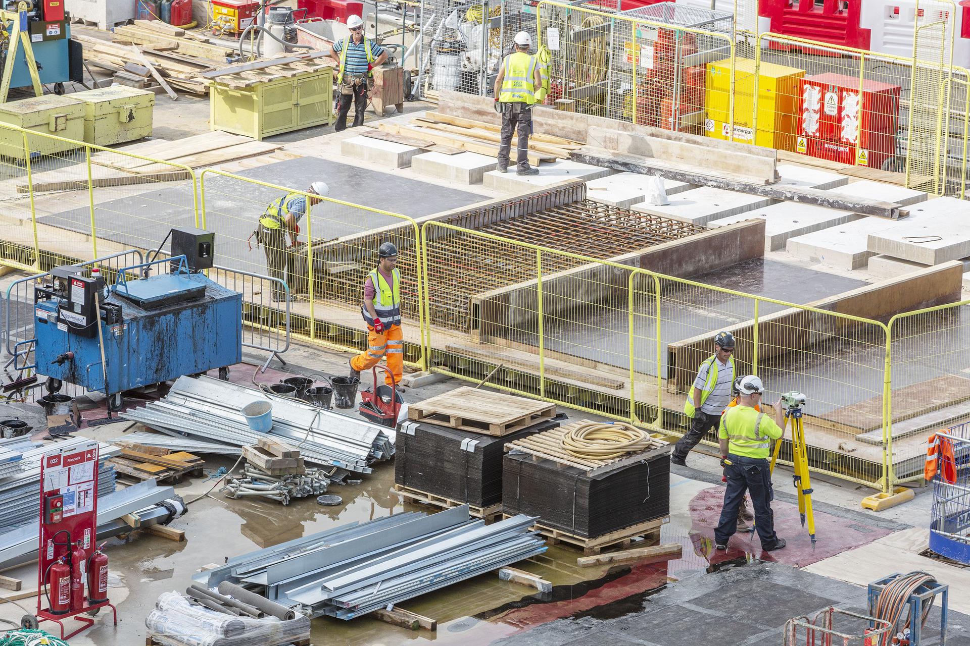 Полша остана без строители - хиляди украинци заминаха да воюват