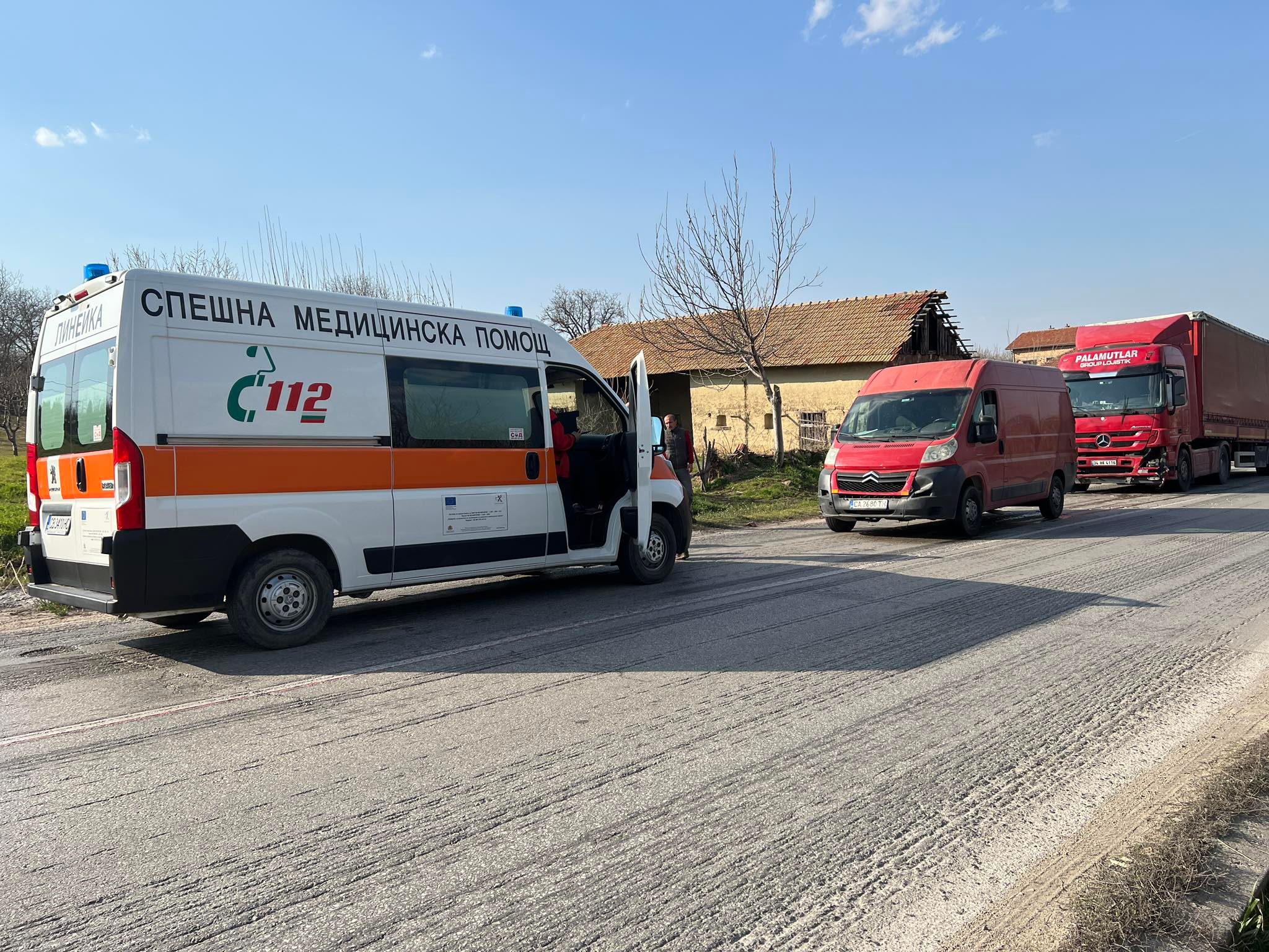 Двама души пострадаха при верижна катастрофа край Поликраище