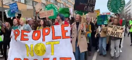 Млади активисти за борба с промените в климата демонстрираха в Швеция и по света