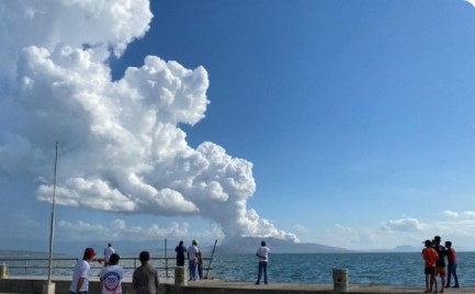 Хиляди хора на Филипините се евакуираха след изригване на вулкана Таал (Видео)