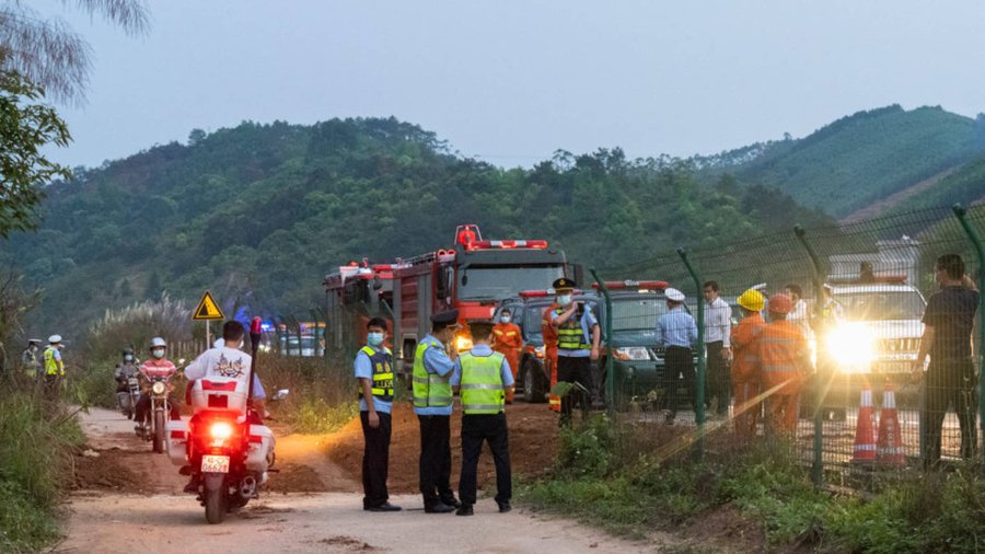 Китай обяви, че всички 132 души на борда на разбилия се самолет са мъртви