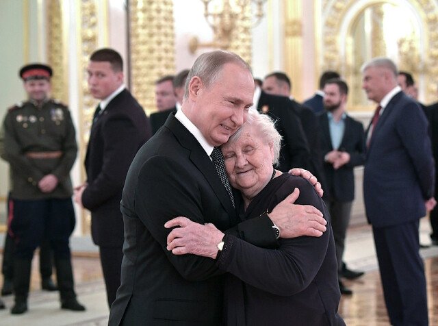 88-годишнaта бивша учителка на Путин е единственият човек, който може да сложи край на неговата война (СНИМКИ)