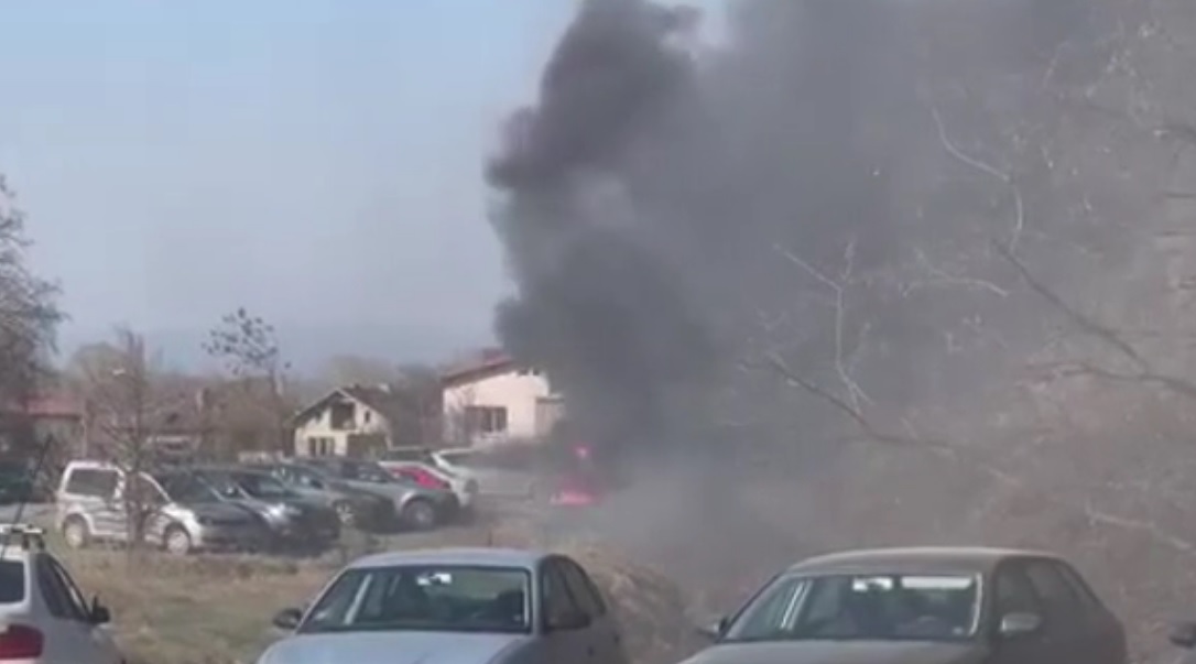Пожар изпепели няколко автомобила на паркинг в района на Панчарево
