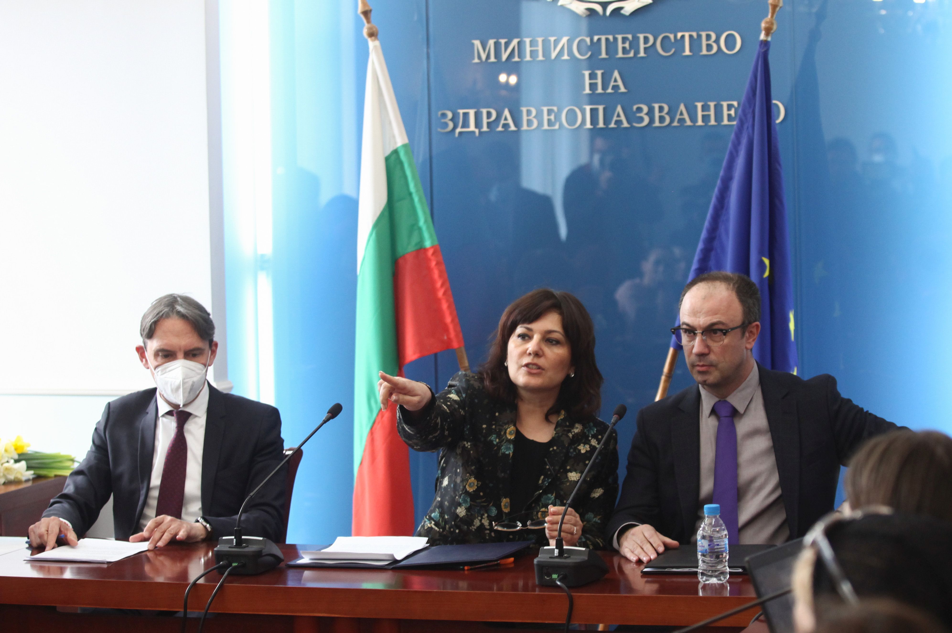 Маските падат, ваксините остават (обзор)