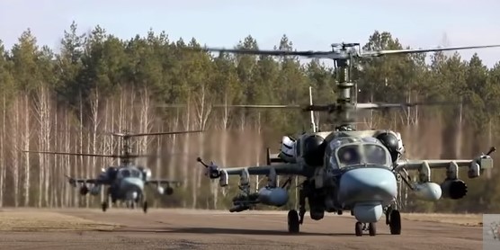 Руското министерство на отбраната публикува кадри от унищожаването на позиции на украинските войски с хеликоптери Ка-52 (Видео)
