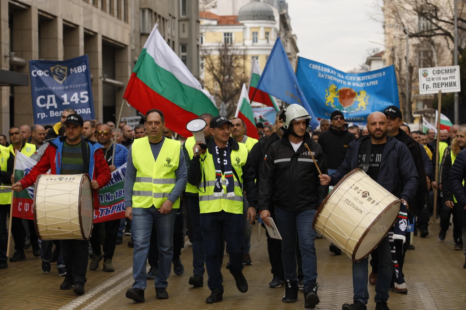Полицаи вдигат палатков лагер пред Министерство на финансите
