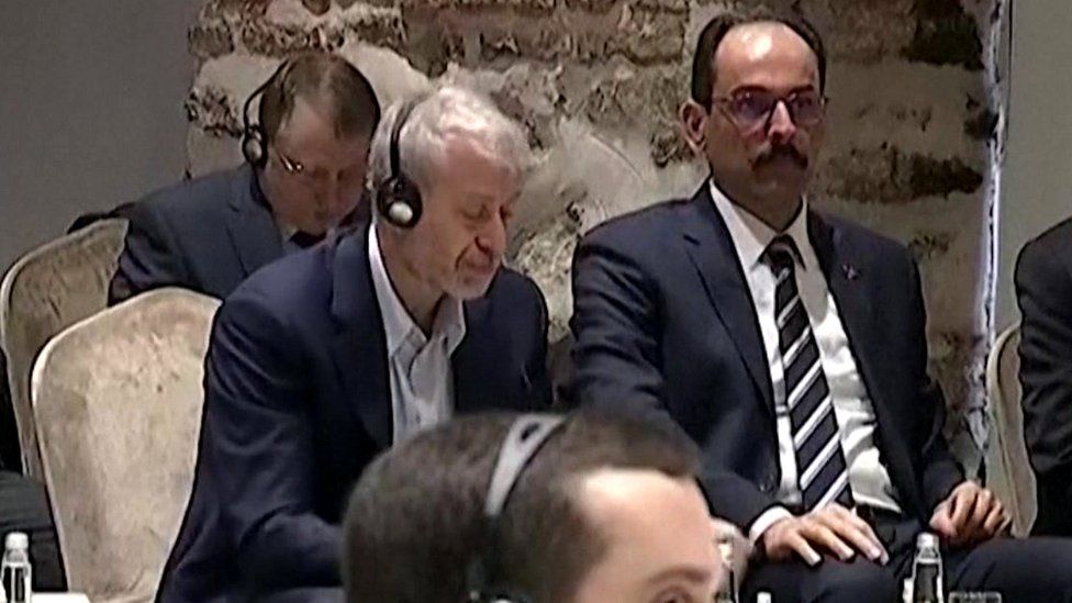 Защо Абрамович играе ролята на миротворец след нахлуването на Русия в Украйна?