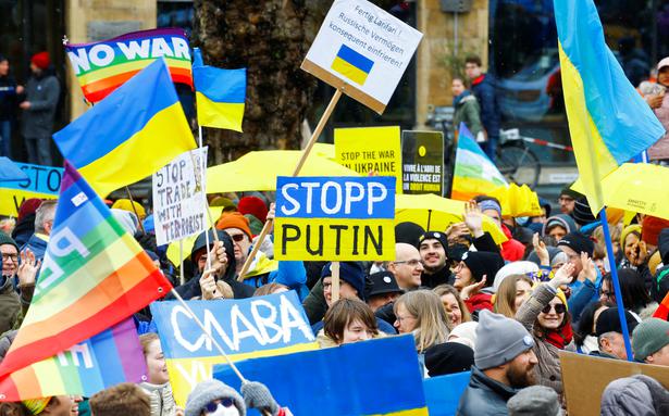 Руската полиция задържа над 170 протестиращи срещу войната в Украйна (ВИДЕО)