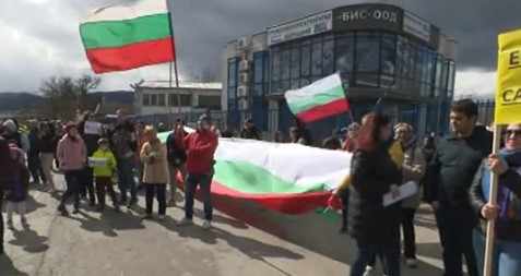 Блокада на „Цариградско шосе“: Жители на Лозен протестират срещу ферма за насекоми